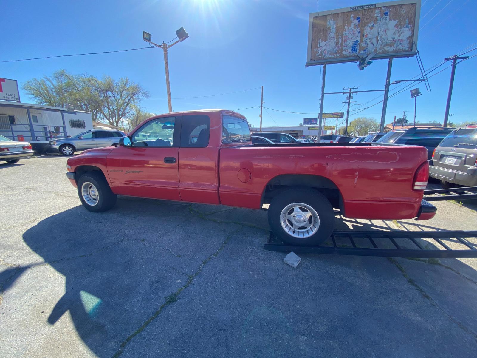 1999 Dodge Dakota Club Cab 2WD (1B7GL22Y0XS) with an 5.2L V8 OHV 16V engine, located at 44356 Date Ave., Lancaster, CA, 93534, (661) 945-6555, 34.688919, -118.139374 - Photo #2